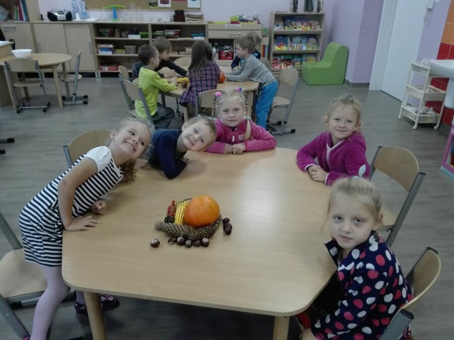 Dzieci tworzą kompozycje jesienną.