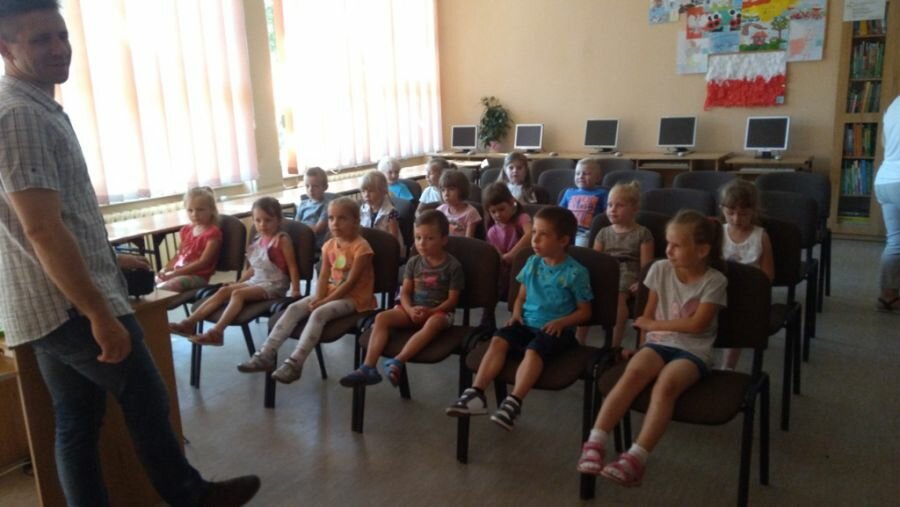 Dzieci słuchają pana Michała prowadzącego zajęcia.
