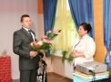 Przewodniczący Rady Rodziców z podziękowaniami wręcza kwiaty pani dyrektor Agnieszce Sobczyk.