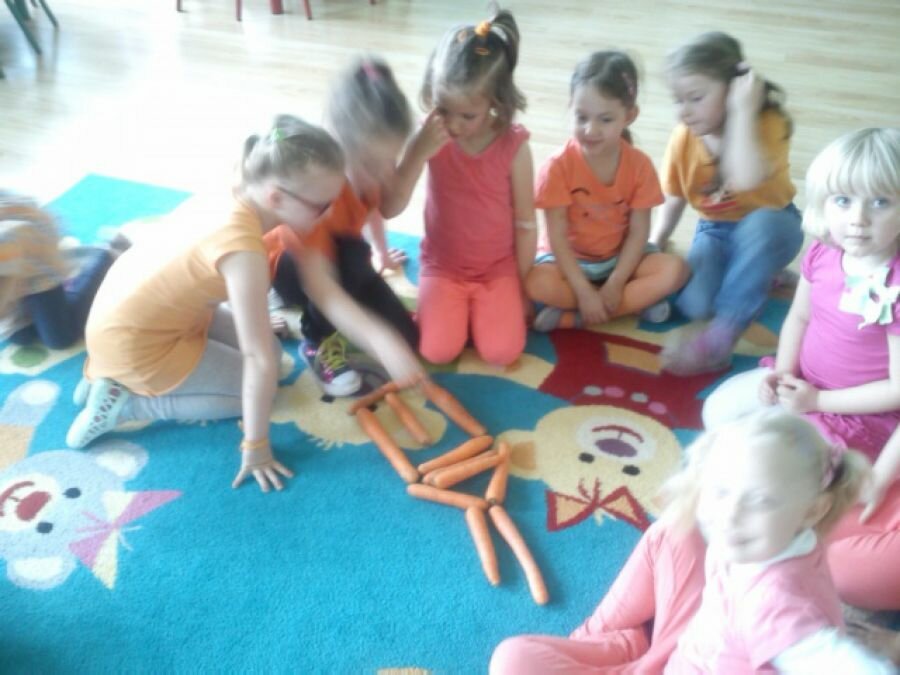 Dzieci układają z marchewek wzory.