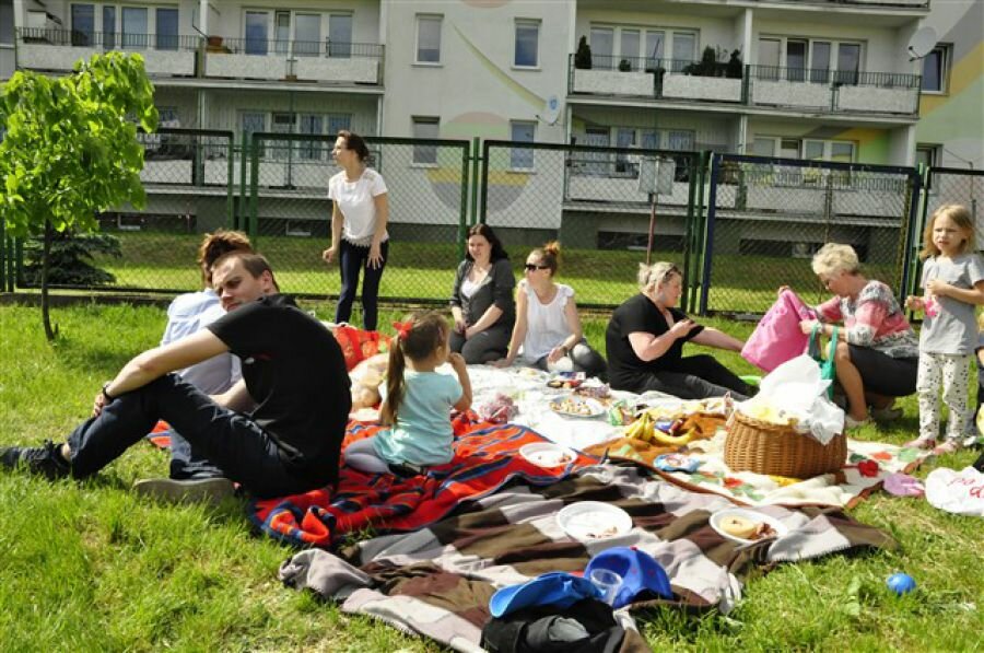 Dzieci i rodzice piknikują na festynie rodzinnym