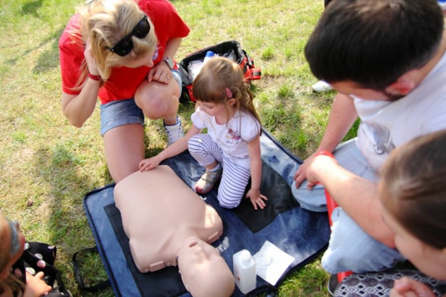 Dzieci uczą się pierwszej pomocy