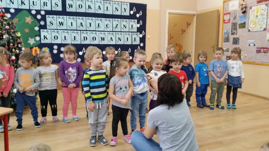 Śpiewające dzieci z grupy Kaczuszki.