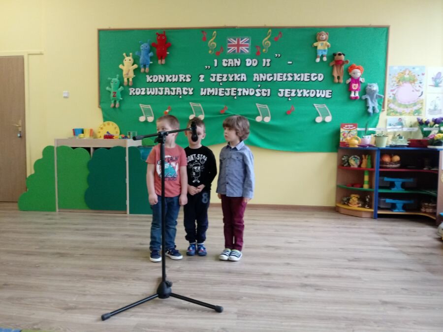 Chłopcy śpiewają piosenkę w języku angielskim