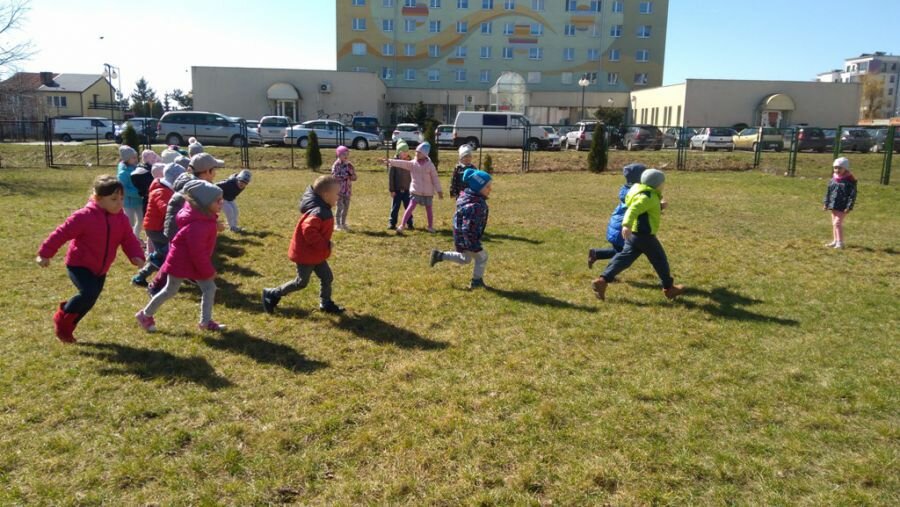 Dzieci bawią się na świeżym powietrzu w Gąski, gąski do domu.