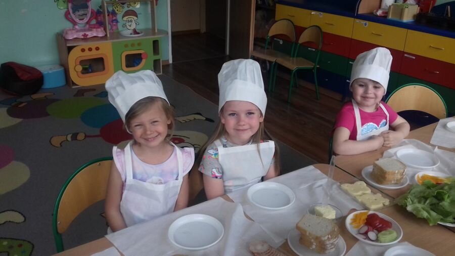 Dzieci przygotowują się do robienia kanapek.