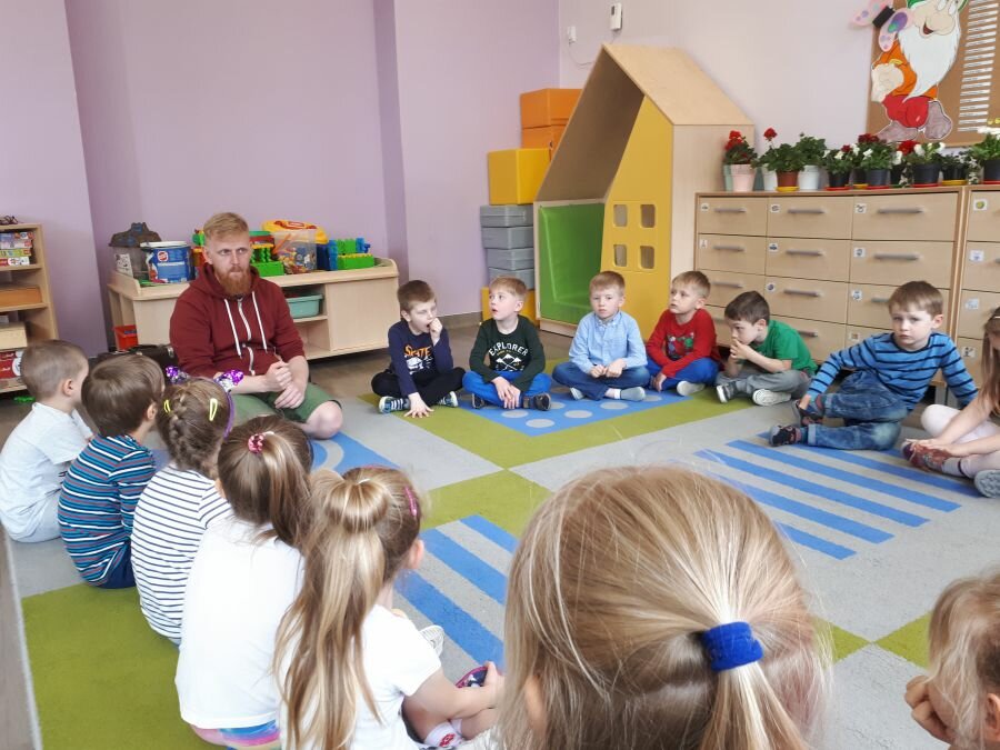 Dzieci słuchają opowieści o powietrzu.