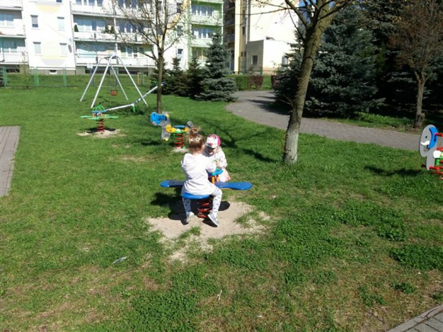 Dzieci bawią się na przedszkolnym placu zabaw