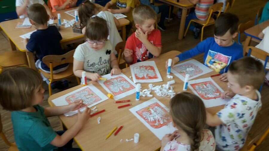 Dzieci wykonują godło Polski