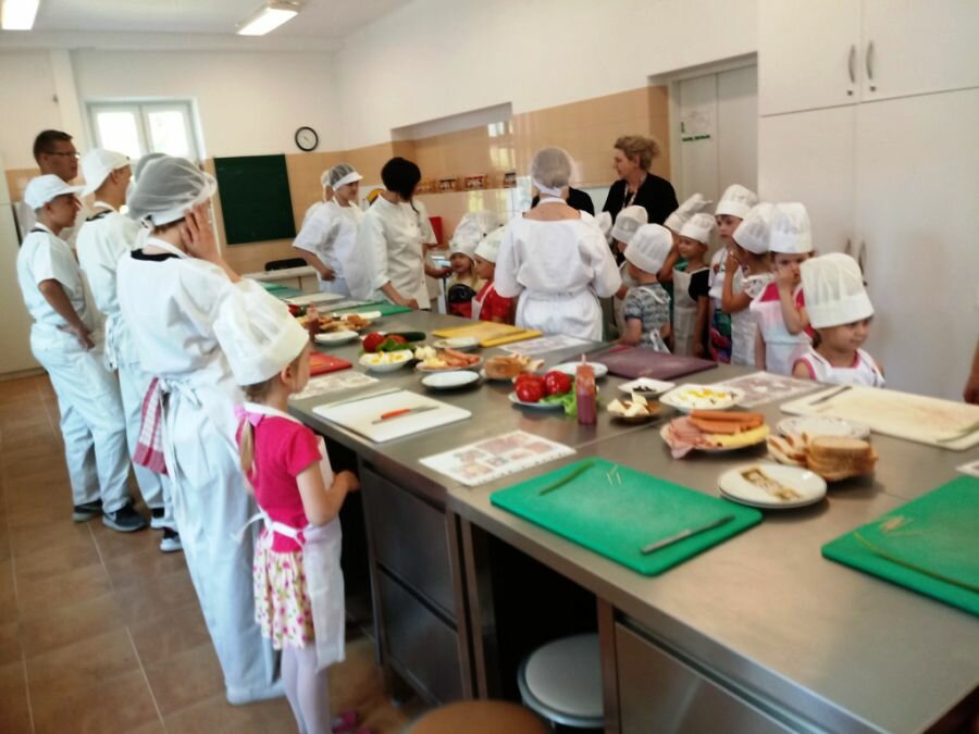 Dzieci wykonują zdrowe kanapki z uczniami ZSZ nr 2 w Kutnie