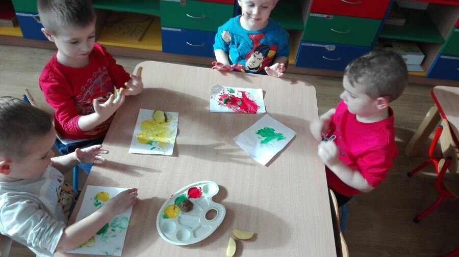 Dzieci stemplują używając ziemniaka i farby