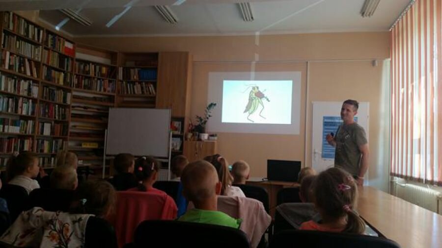 Pan Michał prezentuje dzieciom bajkową postać świerszcza.